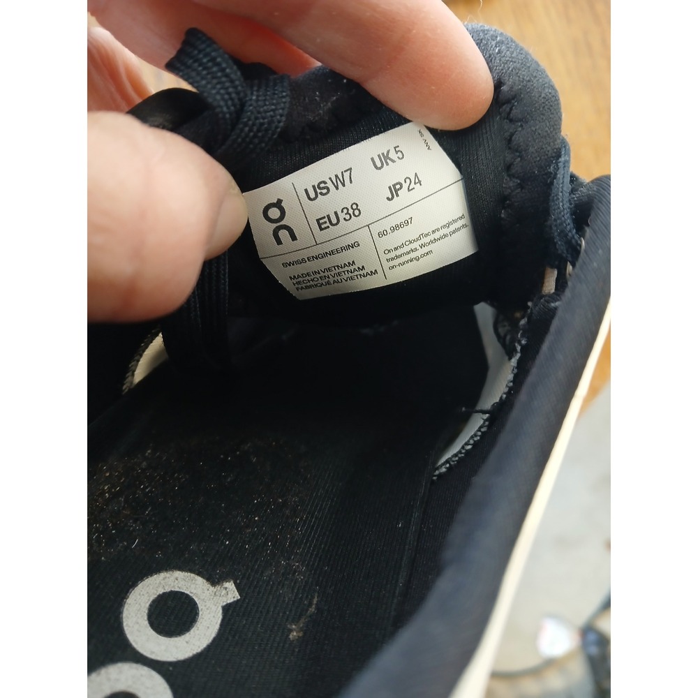 On Running Cloud women’s Running Shoes in White and Black sz 7 - Picture 4 of 9